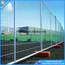 Переносные панели из проволочной сетки высотой 6 футов и длиной 10 футов используются для временных ограждений для строительства.
